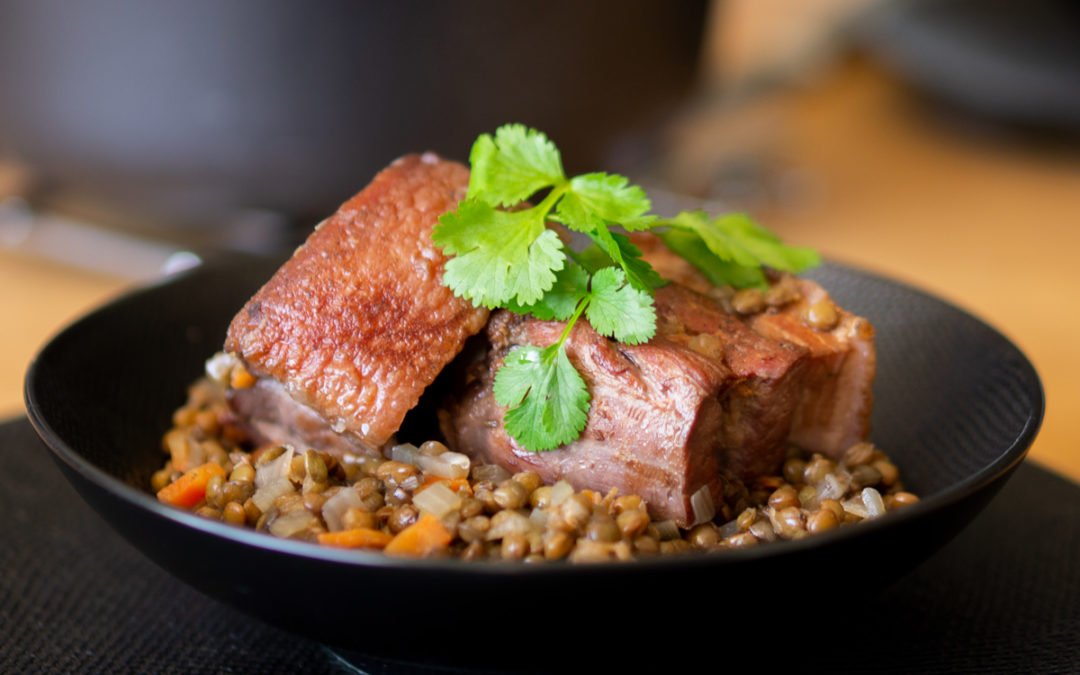 Poitrine de porc demi sel aux lentilles et vin blanc